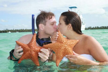 Pareja Besandose + Estrella de Mar en Piscina Natural - Saona VIP - Stay Happy RD